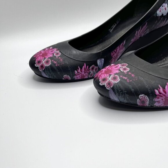 CROCS WOMEN'S LINA BLACK PURPLE FLORAL WEDGE PUMPS - 7W - Picture 5 of 11